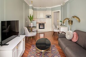 Queen's Court Hotel & Residence