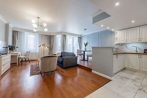 Queen's Court Hotel & Residence