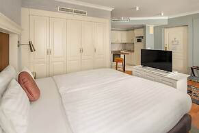 Queen's Court Hotel & Residence