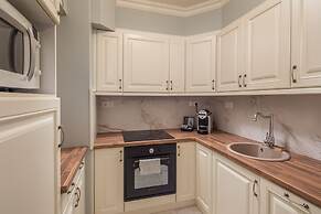 Queen's Court Hotel & Residence