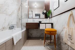 Queen's Court Hotel & Residence