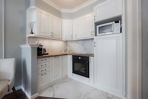 Queen's Court Hotel & Residence