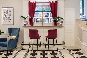 Queen's Court Hotel & Residence