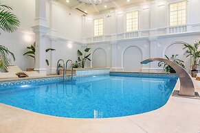 Queen's Court Hotel & Residence