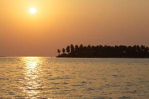 Komandoo Maldives Island Resort