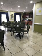 Days Inn & Suites by Wyndham Savannah North I-95