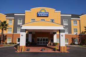Days Inn & Suites by Wyndham Savannah North I-95
