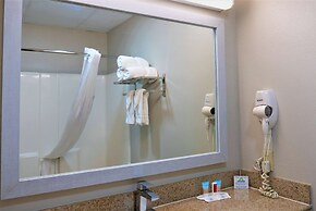 Days Inn & Suites by Wyndham Savannah North I-95