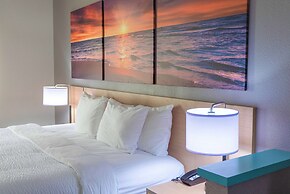 Days Inn & Suites by Wyndham Savannah North I-95