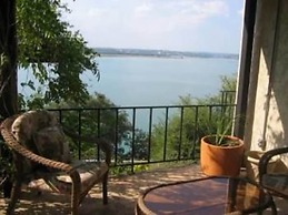 The Lakehouse Bed & Breakfast