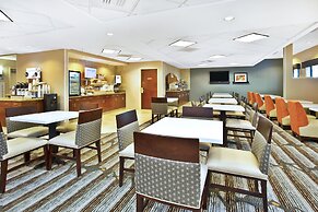 Holiday Inn Express & Suites Bradley Airport by IHG