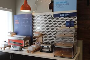 Holiday Inn Express & Suites Bradley Airport by IHG