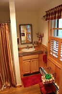 Kiwassa Lake Bed & Breakfast