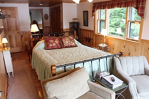 Kiwassa Lake Bed & Breakfast