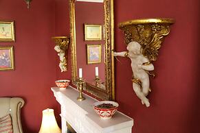 Gondola Hotel and Suites