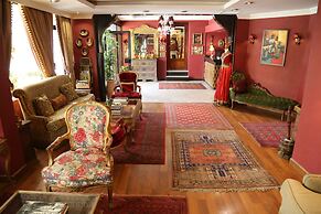 Gondola Hotel and Suites