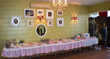 Gondola Hotel and Suites