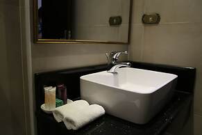 Gondola Hotel and Suites