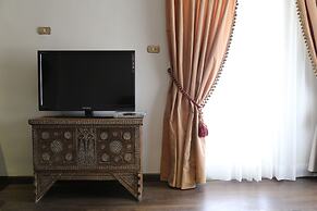 Gondola Hotel and Suites