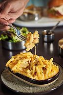 Gatsby Hotel & Restaurant by Happyculture