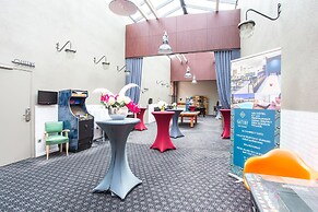 Gatsby Hotel & Restaurant by Happyculture