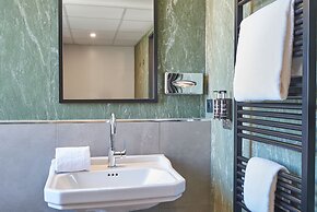 Gatsby Hotel & Restaurant by Happyculture
