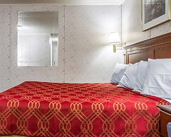 Rodeway Inn & Suites Brunswick near Hwy 1