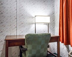 Rodeway Inn & Suites Brunswick near Hwy 1