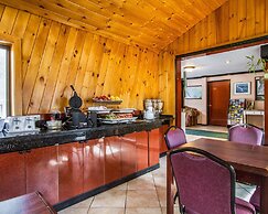 Rodeway Inn & Suites Brunswick near Hwy 1