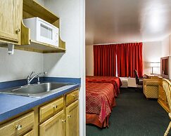 Rodeway Inn & Suites Brunswick near Hwy 1