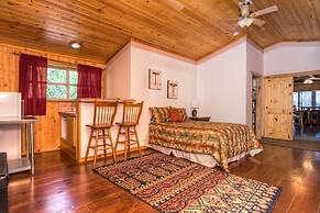 DiamondStone Guest Lodges