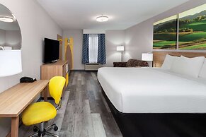 Days Inn & Suites by Wyndham Sellersburg