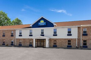 Days Inn & Suites by Wyndham Sellersburg