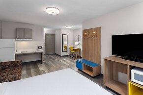 Days Inn & Suites by Wyndham Sellersburg