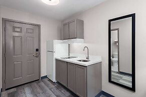 Days Inn & Suites by Wyndham Sellersburg