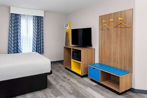 Days Inn & Suites by Wyndham Sellersburg