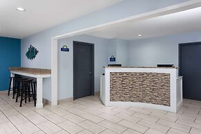 Days Inn & Suites by Wyndham Sellersburg