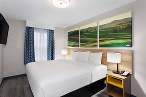 Days Inn & Suites by Wyndham Sellersburg