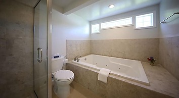 Colonial Inn in Harbor Springs