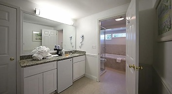 Colonial Inn in Harbor Springs