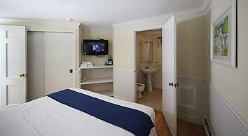 Colonial Inn in Harbor Springs