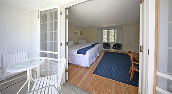 Colonial Inn in Harbor Springs