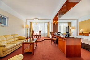 Aro Palace Hotel