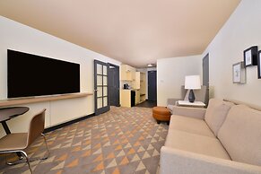 Holiday Inn Kansas City Airport by IHG