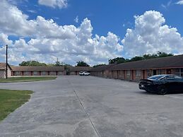 Lakeside Inn & Suites by OYO Mathis I 37