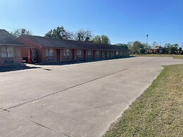 Lakeside Inn & Suites by OYO Mathis I 37