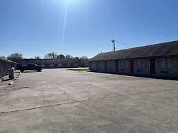 Lakeside Inn & Suites by OYO Mathis I 37