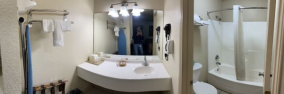 Country Hill Inn and Suites