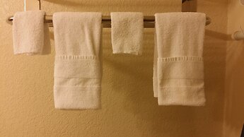 Country Hill Inn and Suites