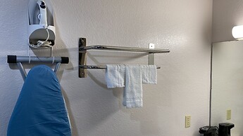 Country Hill Inn and Suites